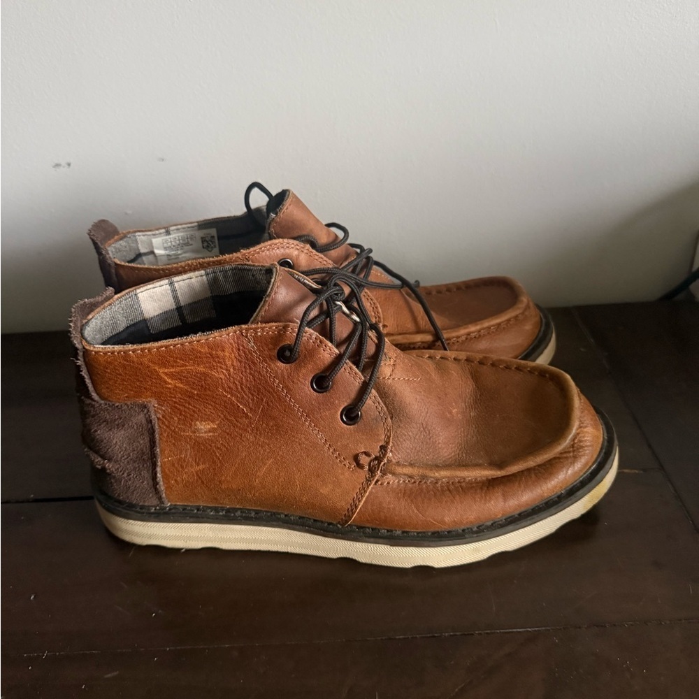Toms Men's Tan Leather Chukka Boots.